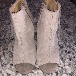 SOLD OUT Kensie peep toe fringe suede bootie